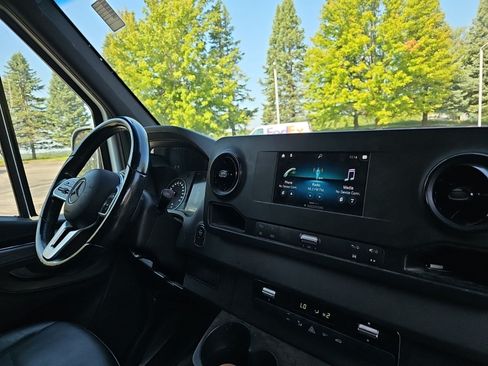 Used 2021 Mercedes-Benz Sprinter 2500 image 12