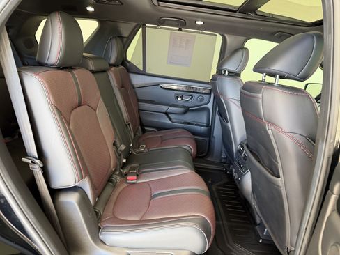 Used 2025 Honda Pilot Black Edition image 31