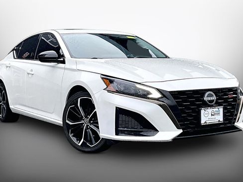 Used 2023 Nissan Altima 2.5 SR w/ SR Premium Package FWD image 10