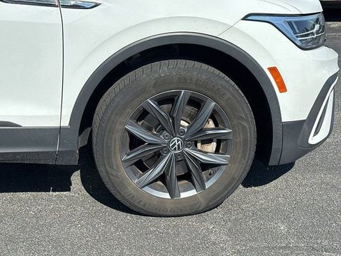 Certified 2022 Volkswagen Tiguan SE image 11