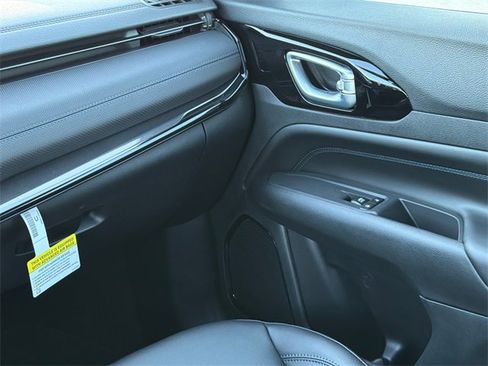 New 2026 Jeep Compass Latitude image 17