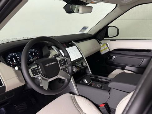 Used 2025 Land Rover Discovery S image 17