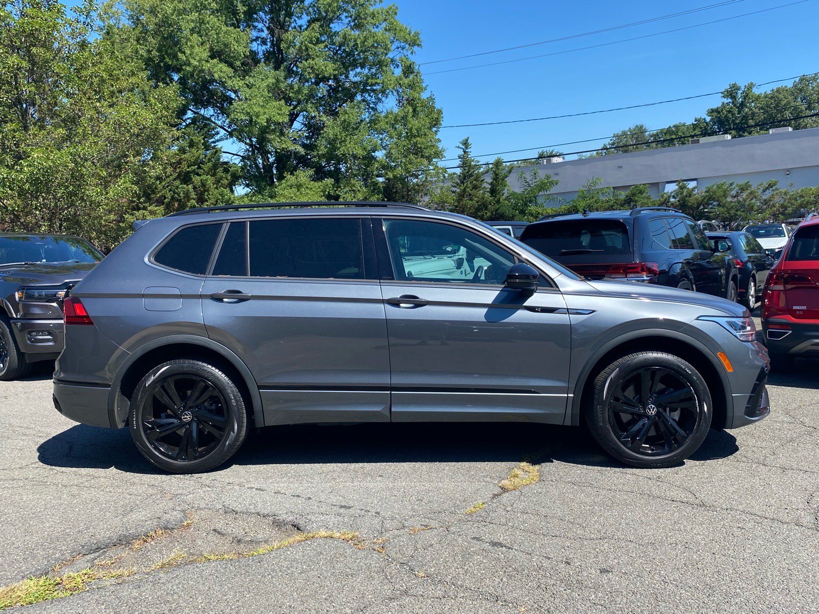 Used 2023 Volkswagen Tiguan SE R-Line FWD image 2