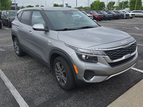 Used 2023 Kia Seltos LX AWD/4WD image 3