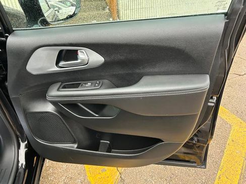 Used 2024 Chrysler Pacifica Touring image 22