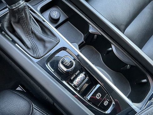 Certified 2021 Volvo XC60 T6 Momentum image 23