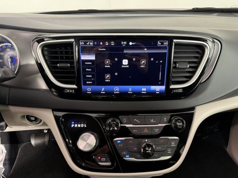 Used 2024 Chrysler Pacifica Touring-L FWD image 22