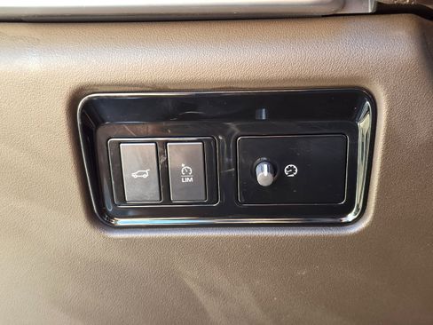 Used 2019 Jaguar F-PACE Portfolio image 40