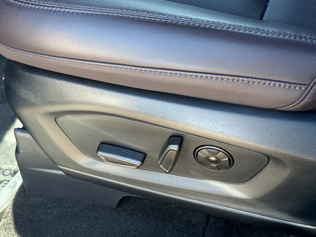 Used 2026 Ford Explorer Platinum RWD image 25