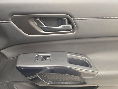 Used 2025 Nissan Pathfinder SV FWD image 11