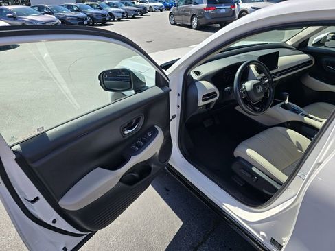 Used 2023 Honda HR-V EX-L image 3