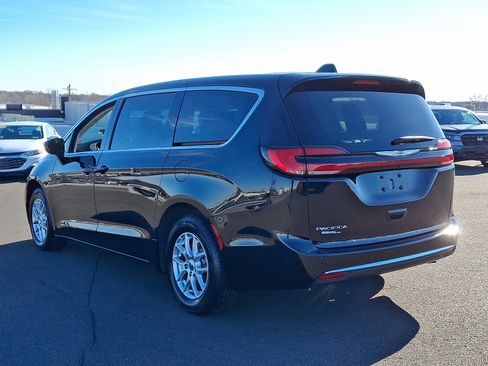 Certified 2024 Chrysler Pacifica Touring-L image 4