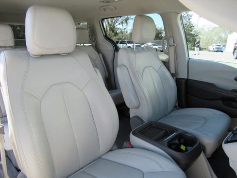 Used 2020 Chrysler Pacifica Touring-L image 7