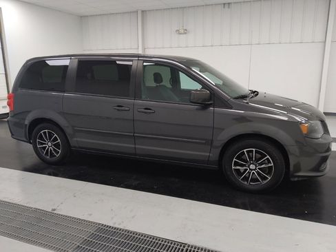 Used 2016 Dodge Grand Caravan SXT FWD image 11