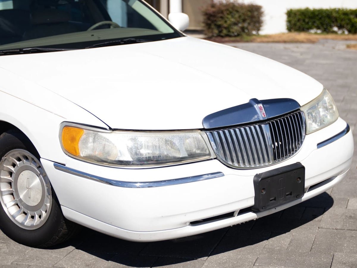 Used 2000 Lincoln Town Car Executive RWD image 2