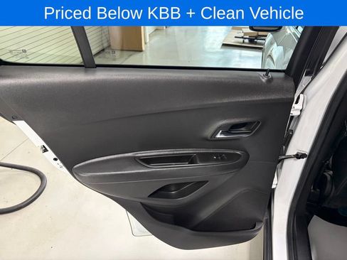 Used 2019 Chevrolet Trax LT w/ LT Convenience Package FWD image 16
