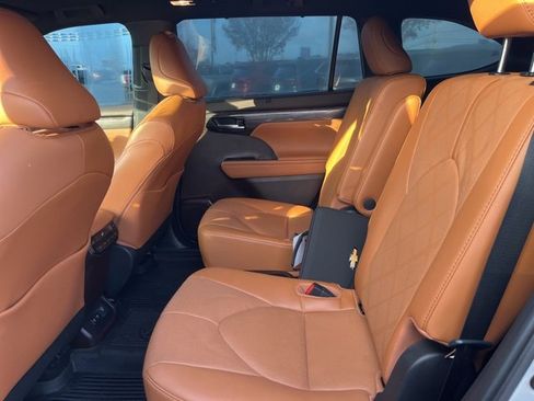 Used 2021 Toyota Highlander Platinum image 14