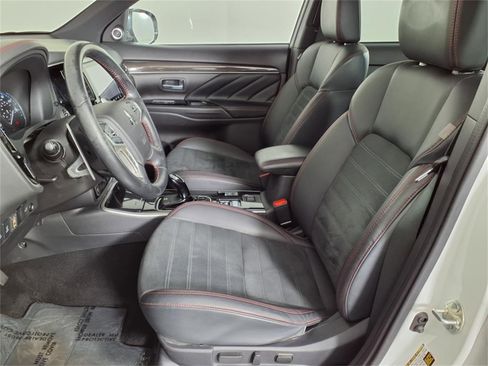 Used 2022 Mitsubishi Outlander LE image 21