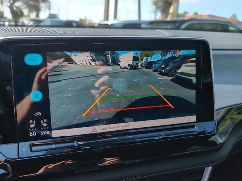 Used 2025 Volkswagen Atlas Cross Sport SE image 16