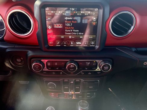 Used 2021 Jeep Gladiator Rubicon AWD/4WD image 17