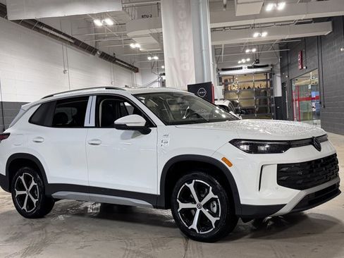 New 2026 Volkswagen Tiguan SE image 2
