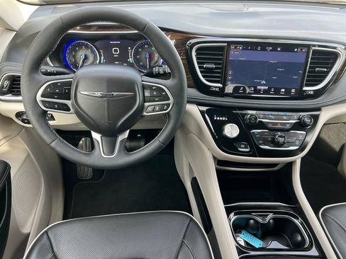 Used 2024 Chrysler Pacifica Limited FWD image 3