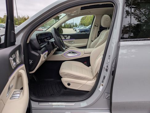 Used 2024 Mercedes-Benz GLS 450 4MATIC image 11