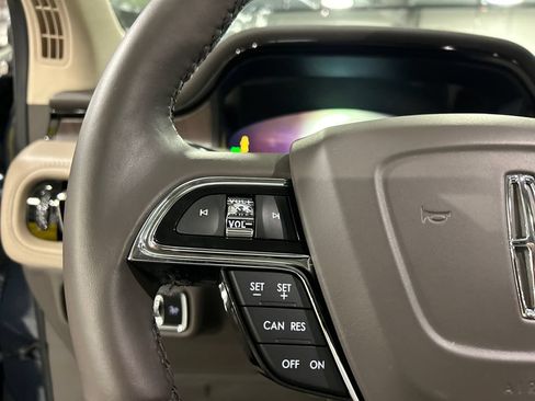Used 2023 Lincoln Nautilus Reserve AWD/4WD image 13