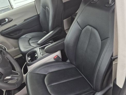 Used 2024 Chrysler Pacifica Limited image 12