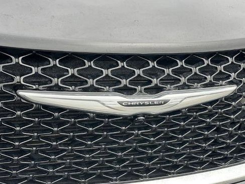 Used 2024 Chrysler Pacifica Touring-L FWD image 8