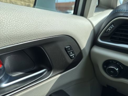 Used 2021 Chrysler Pacifica Touring-L image 29