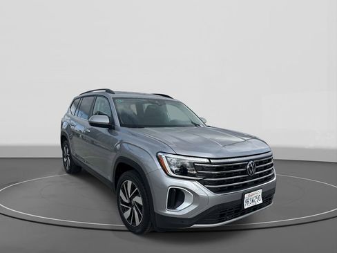 Used 2025 Volkswagen Atlas SE AWD/4WD image 4