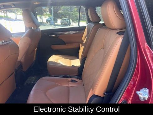 Used 2022 Toyota Highlander Platinum AWD/4WD image 16