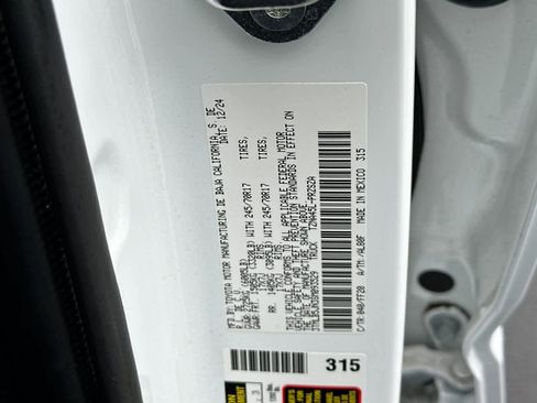 Used 2025 Toyota Tacoma SR5 image 31