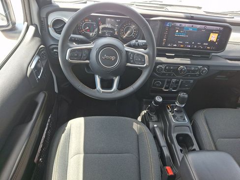 Used 2025 Jeep Wrangler Unlimited Sahara AWD/4WD image 21