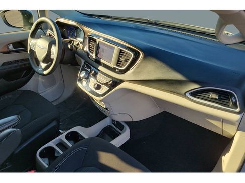 Used 2023 Chrysler Voyager LX image 21