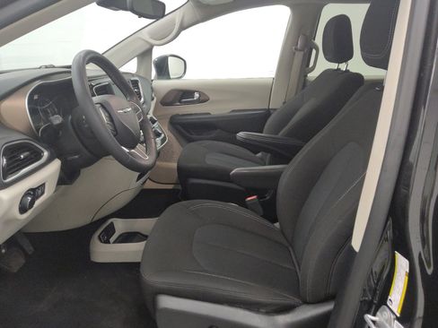 Used 2023 Chrysler Voyager LX image 17