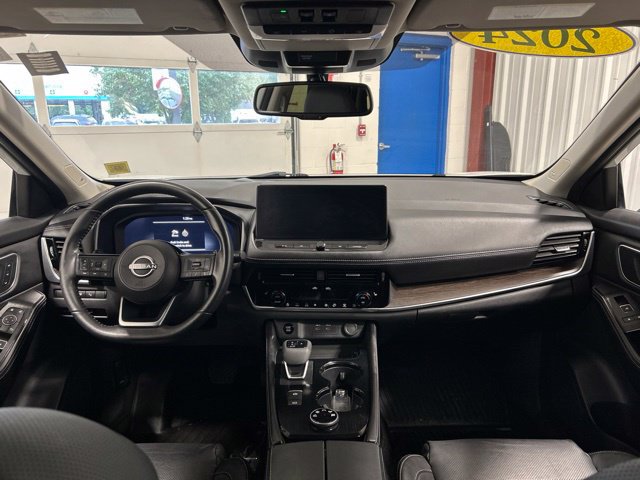 Used 2024 Nissan Rogue Platinum w/ Platinum Premium Package AWD/4WD image 16