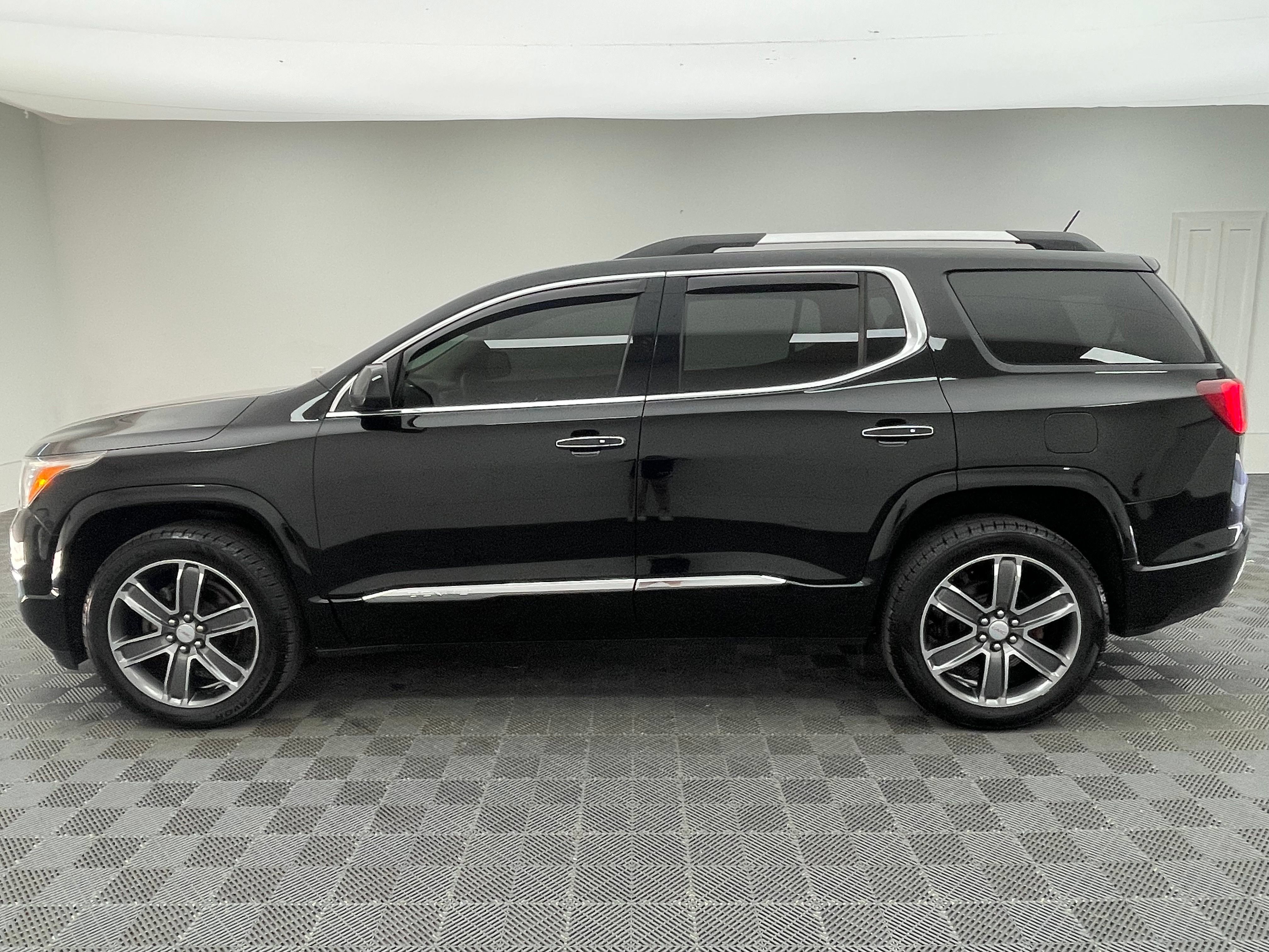 Used 2019 GMC Acadia Denali w/ Technology Package AWD/4WD image 12