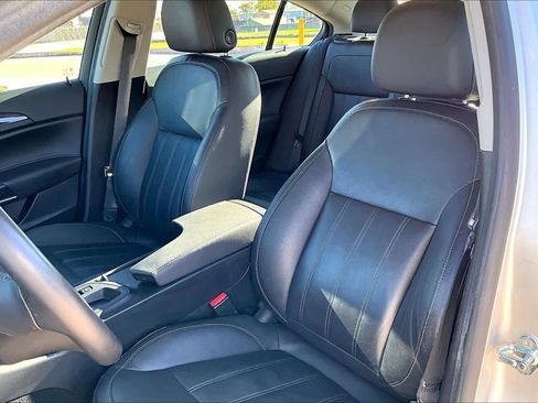 Used 2011 Buick Regal CXL image 8