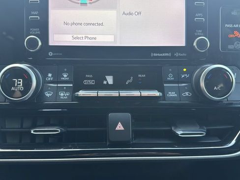 Used 2021 Toyota Highlander XLE FWD image 27