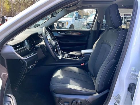 Used 2022 Jeep Grand Cherokee Laredo w/ Luxury Tech Group I AWD/4WD image 21