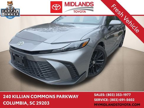 Used 2025 Toyota Camry SE image 1