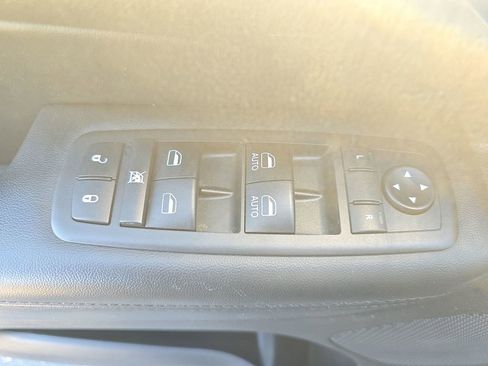 Used 2018 Jeep Grand Cherokee Laredo image 23