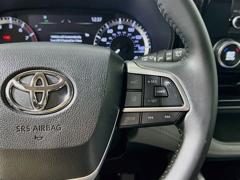 Used 2024 Toyota Highlander LE FWD image 19