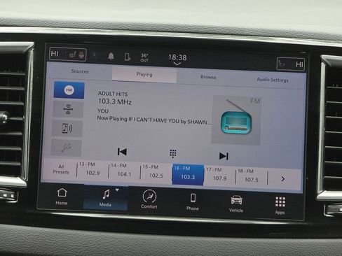 Used 2024 Chrysler Pacifica Touring-L image 18