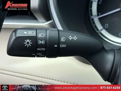 Used 2023 Toyota Highlander XLE AWD/4WD image 28