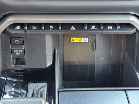 Used 2022 Toyota Tundra Platinum w/ Advanced Package AWD/4WD image 31