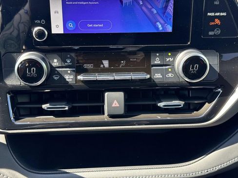 Used 2023 Toyota Highlander L AWD/4WD image 6