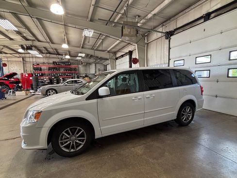 Used 2016 Dodge Grand Caravan SE FWD image 1